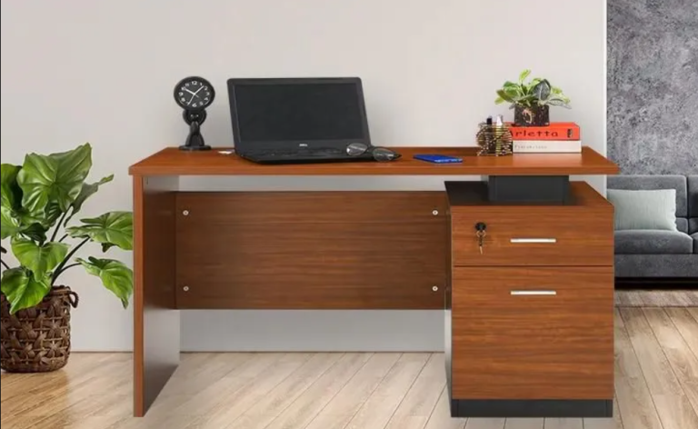 What Types and Material Used For an Office Table?